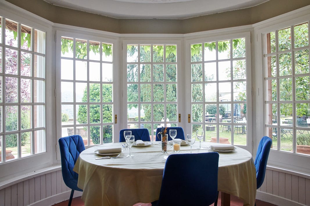 Sala del restaurante Xalet La Coromina con vistas al jardín